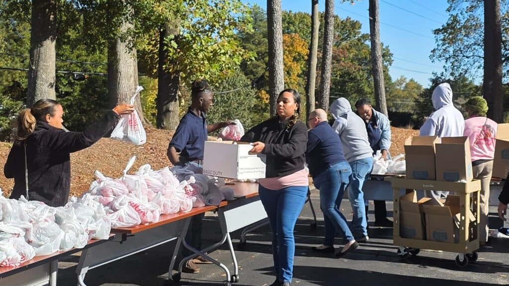 Atlanta men and women distributing food to end hunger