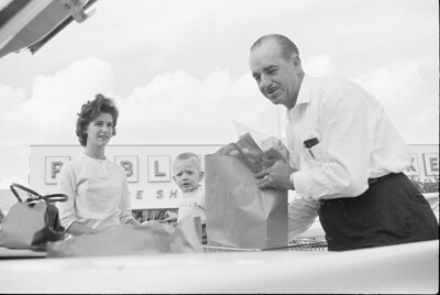 Mr. George, a community advocate and United Way supporter, loads groceries into a car for a customer (image courtesy of Publix)